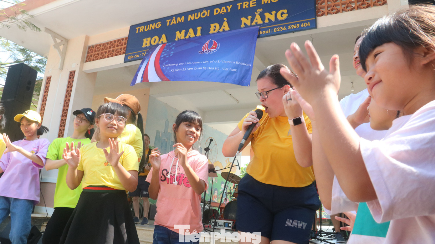 Ban nhạc của Hải quân Mỹ mất 2 tuần để luyện 'Để Mỵ nói cho mà nghe' ảnh 4