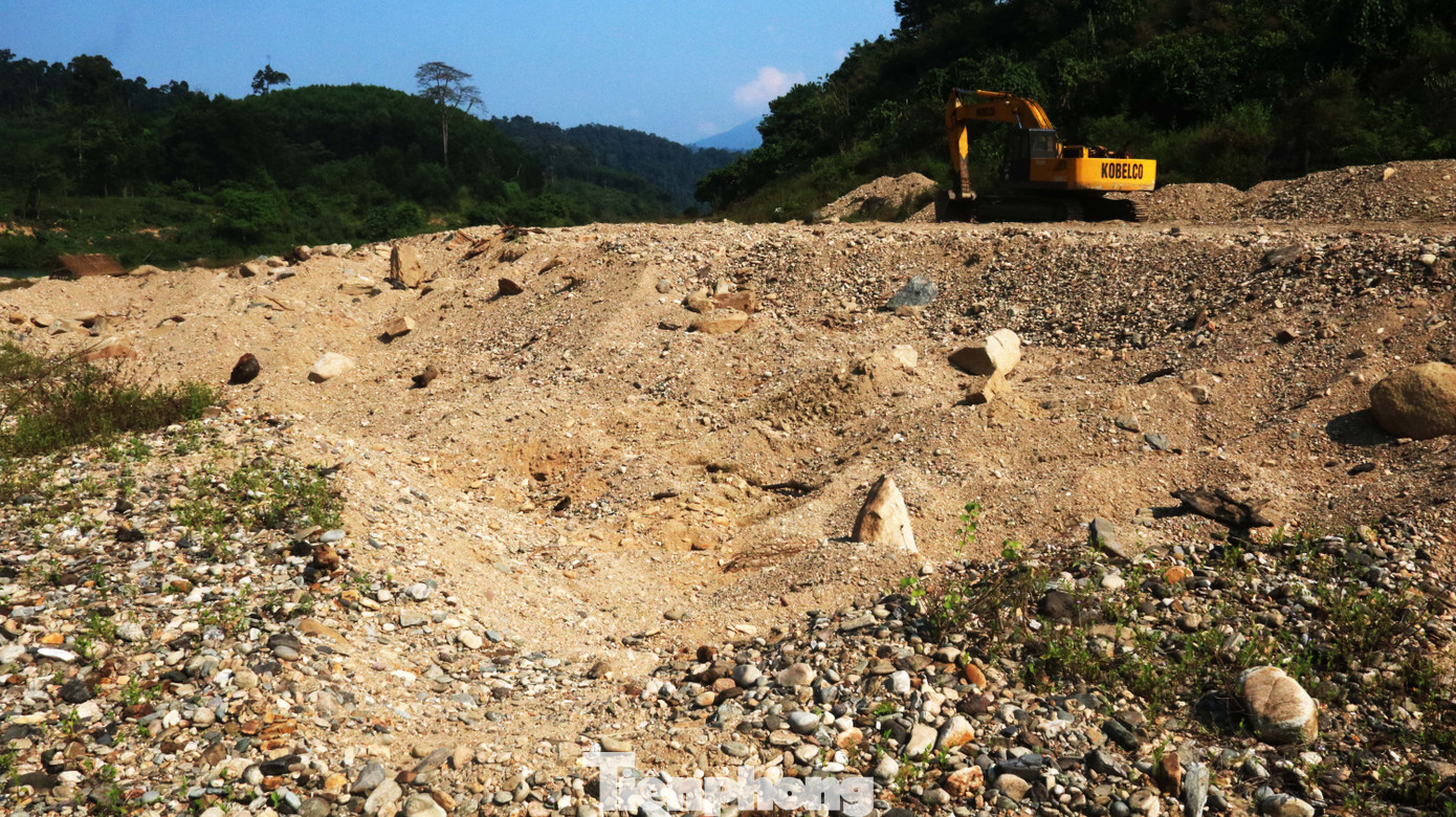 'Đột kích' công trường khai thác vàng trái phép giữa rừng Phước Sơn ảnh 12