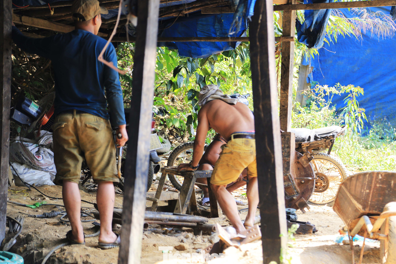 'Đột kích' công trường khai thác vàng trái phép giữa rừng Phước Sơn ảnh 8