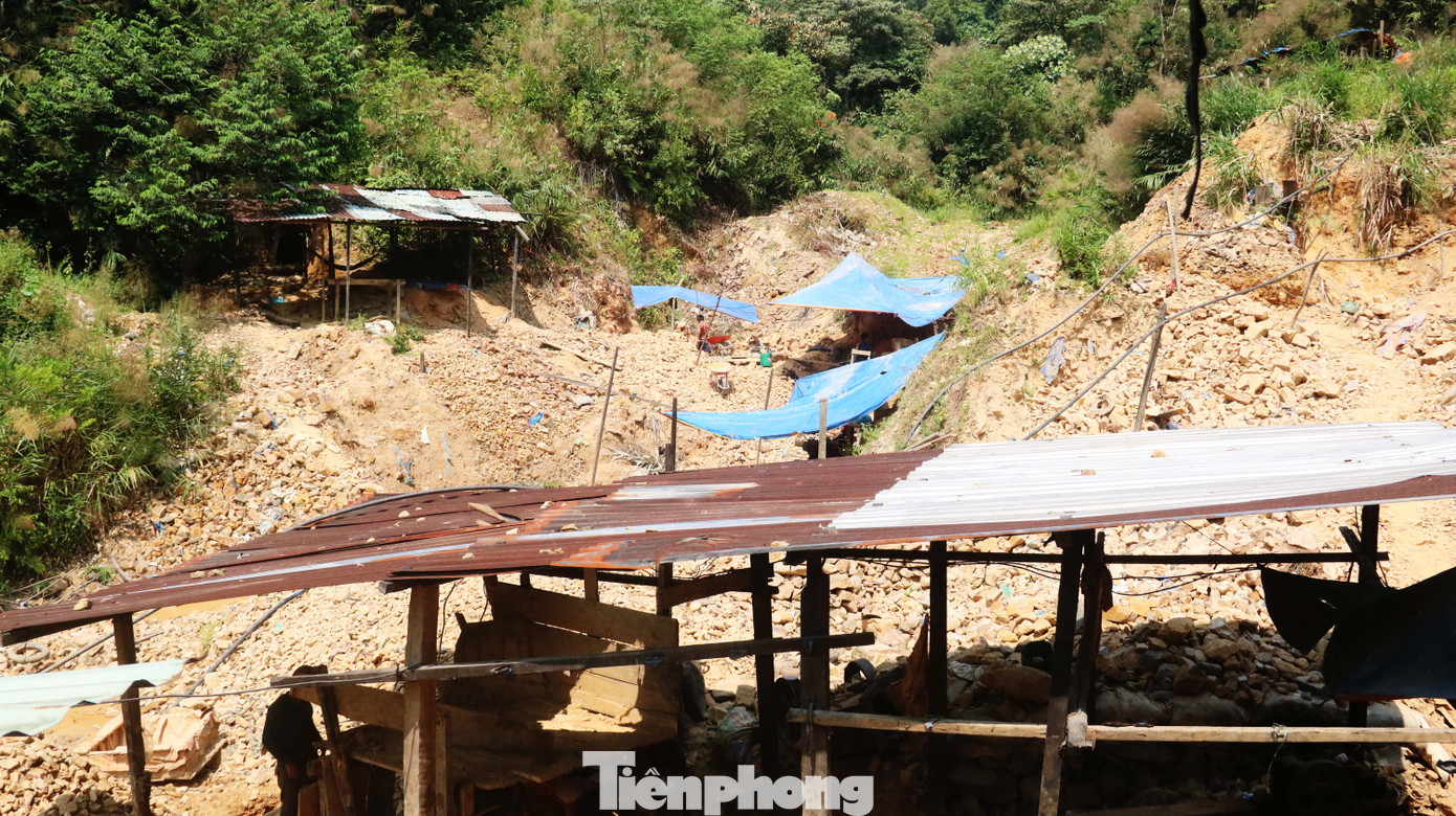 'Đột kích' công trường khai thác vàng trái phép giữa rừng Phước Sơn ảnh 1