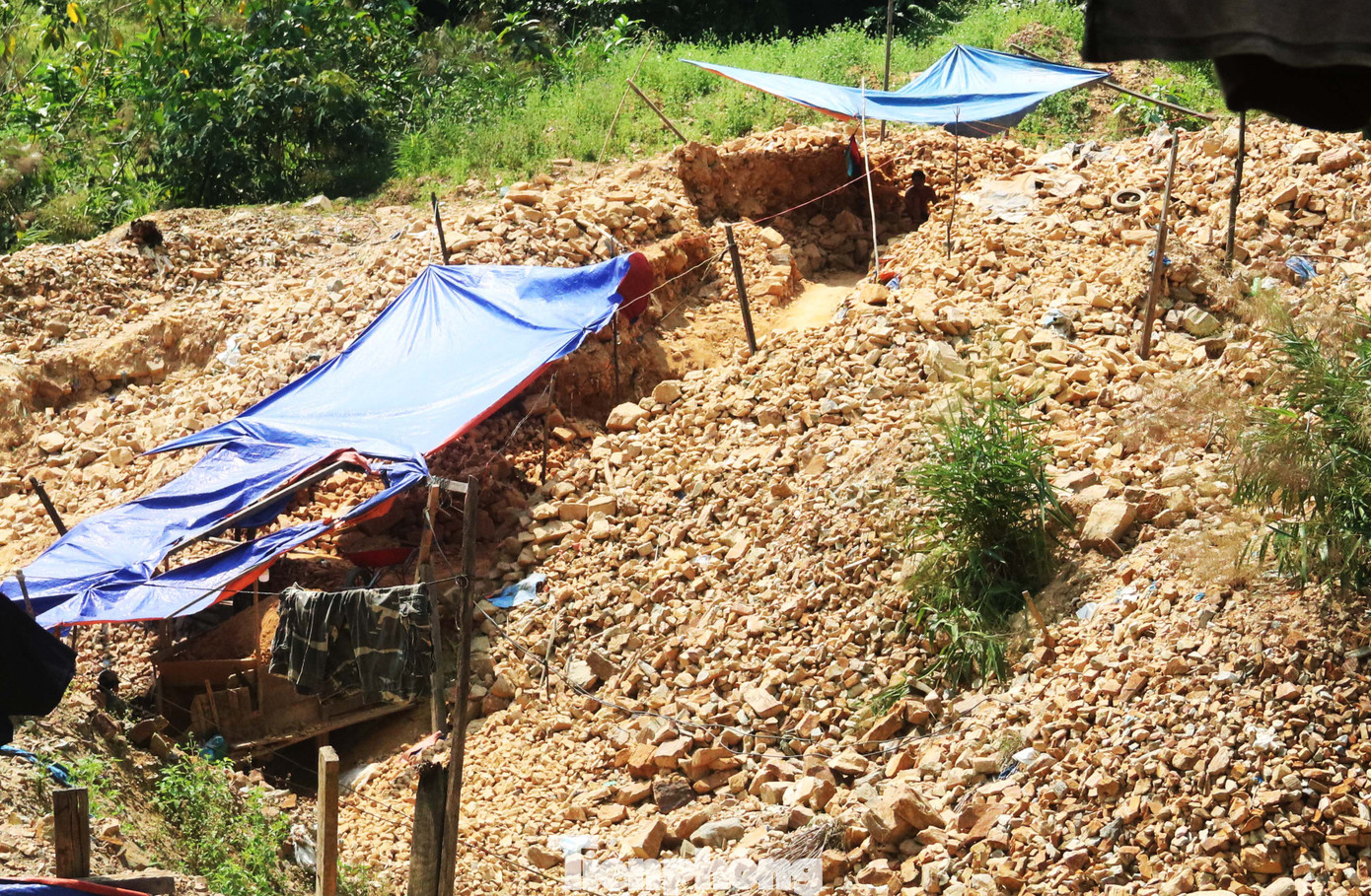 'Đột kích' công trường khai thác vàng trái phép giữa rừng Phước Sơn ảnh 3