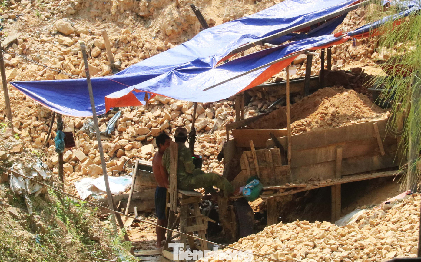 'Đột kích' công trường khai thác vàng trái phép giữa rừng Phước Sơn ảnh 4