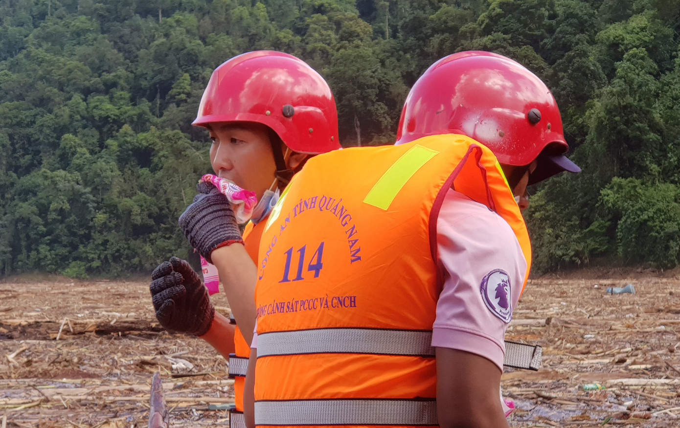 Tìm thi thể nạn nhân vụ sạt lở giữa lòng hồ thuỷ điện dày đặc cây rừng ảnh 16