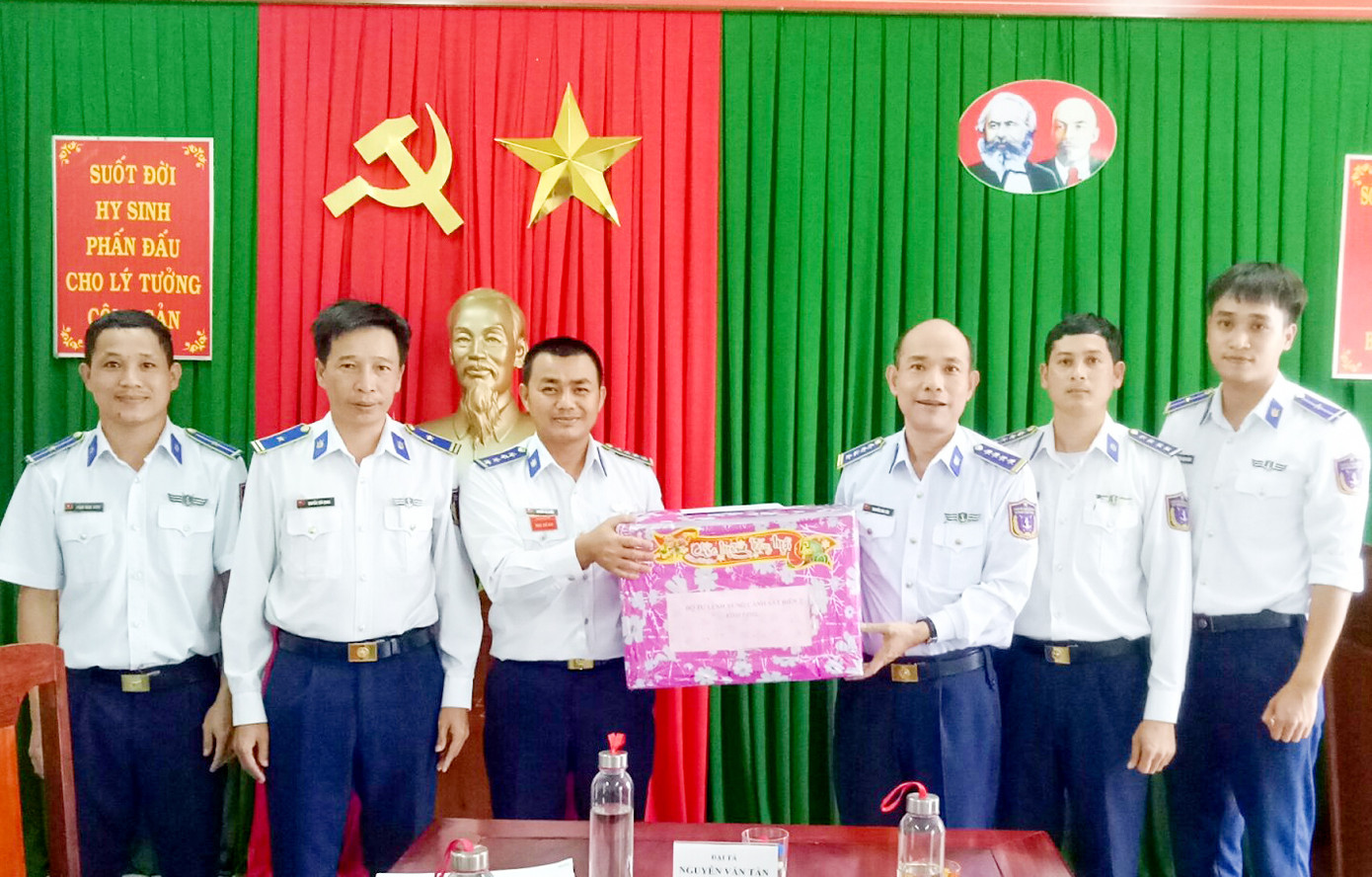 Tết đến sớm với chiến sĩ cảnh sát biển ở đảo Lý Sơn ảnh 1