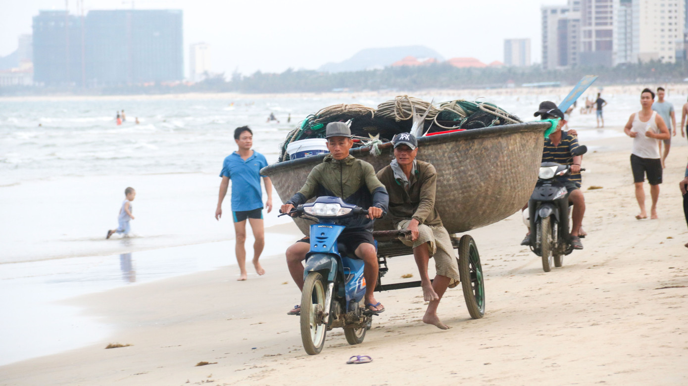 Người dân Đà Nẵng đổ xô đi tắm biển ngày đầu nới lỏng giãn cách xã hội ảnh 15