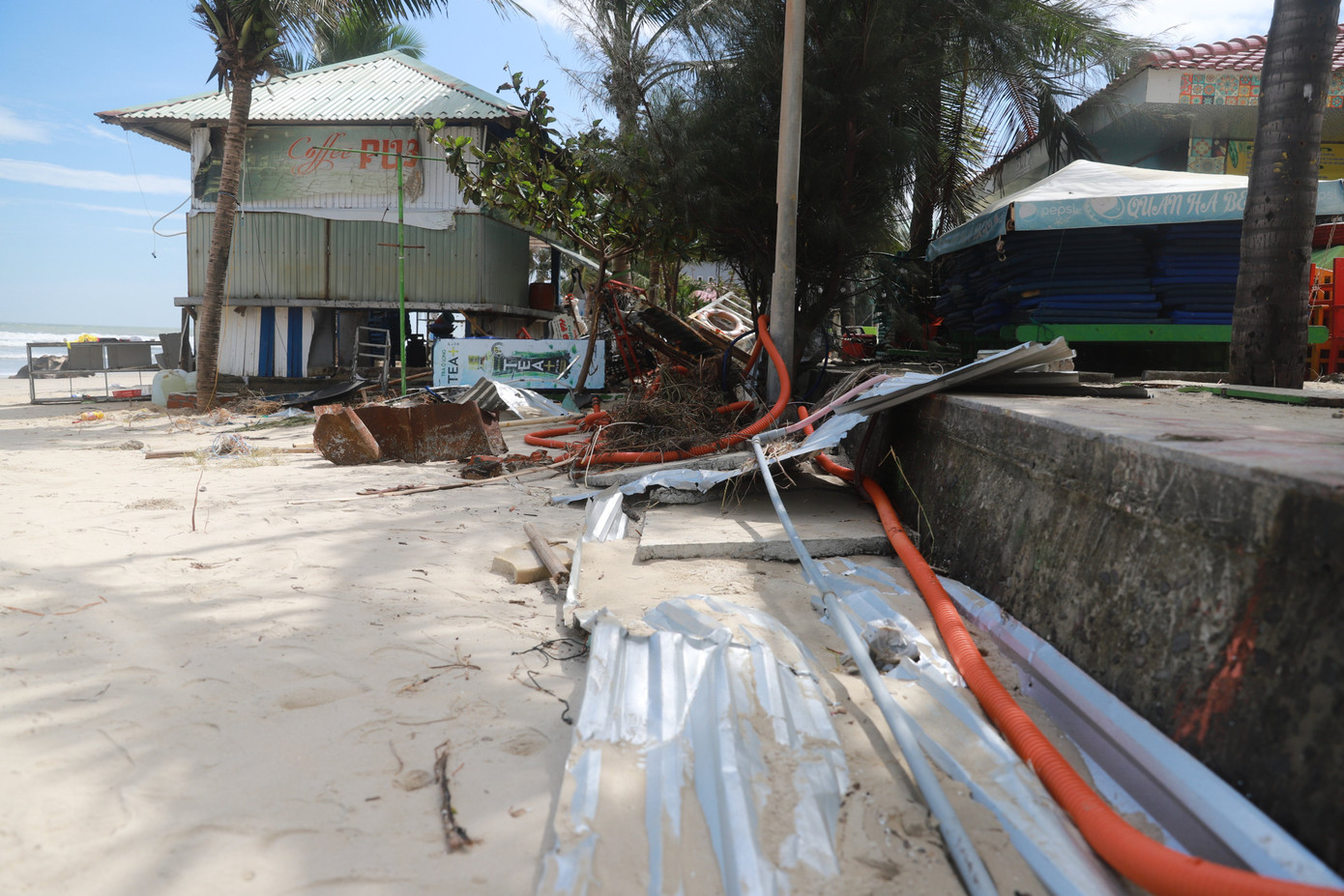 Bờ sông, bãi biển Đà Nẵng tan hoang sau bão số 9 ảnh 10