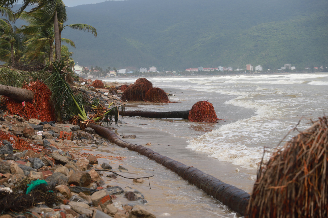 Bờ sông, bãi biển Đà Nẵng tan hoang sau bão số 9 ảnh 5