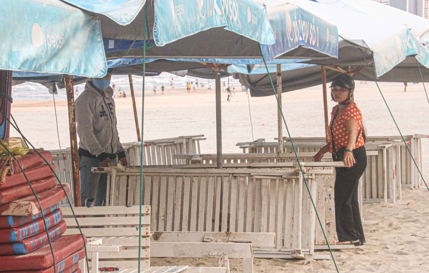 Người dân Đà Nẵng vẫn kéo ra biển sau lệnh cấm tắm và tụ tập đông người ảnh 5