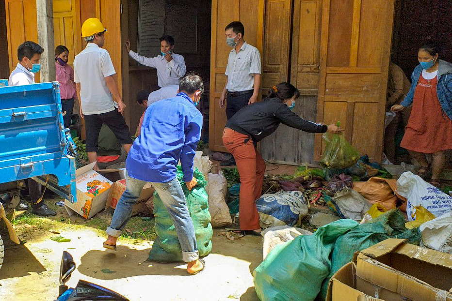 Xúc động cảnh dân huyện nghèo trèo đèo, lội suối hái rau quả tặng miền xuôi chống COVID-19 ảnh 4