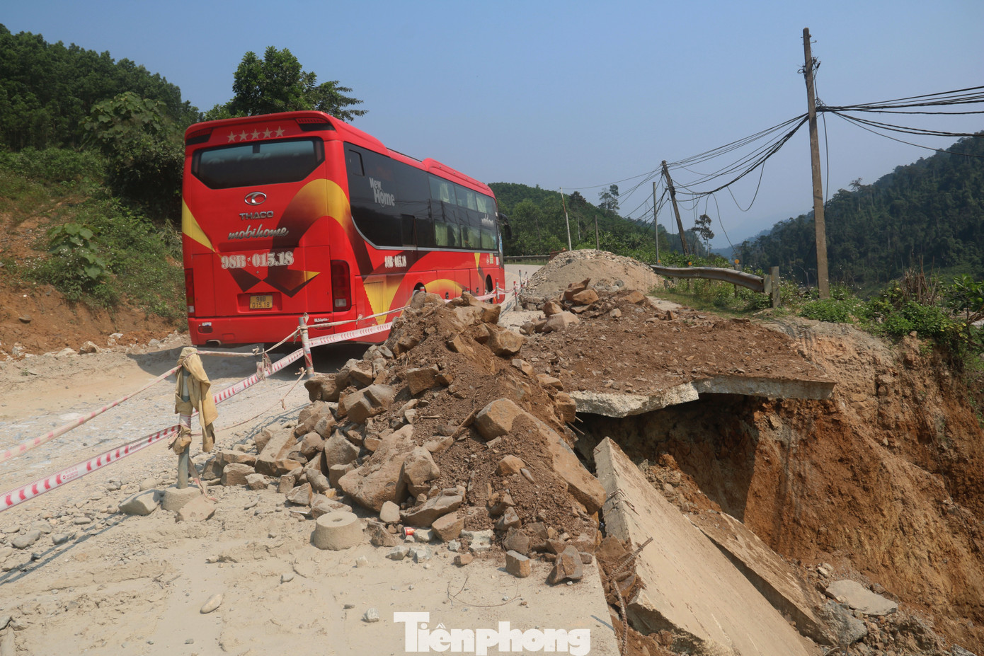 Đường huyết mạch qua Quảng Nam vẫn ngổn ngang 'di chứng' sạt lở ảnh 1