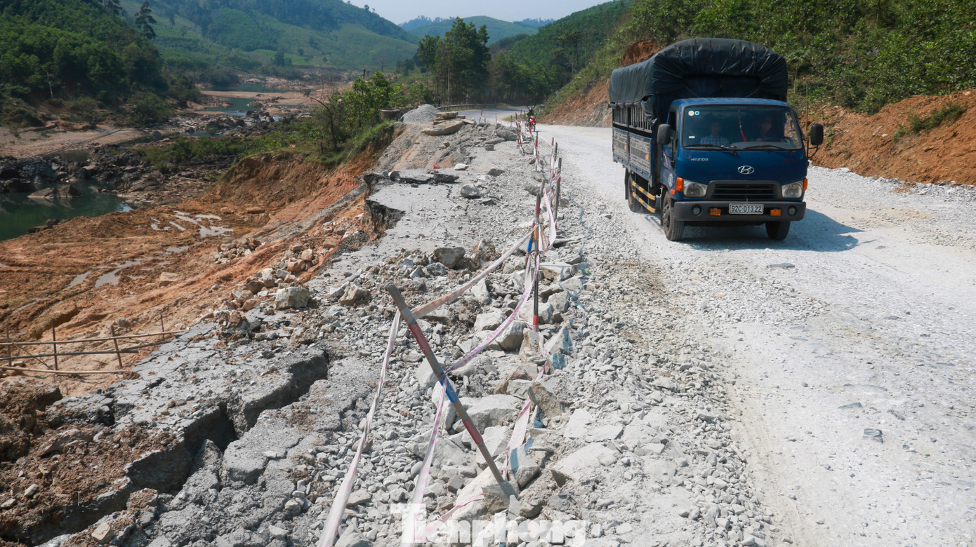 Đường huyết mạch qua Quảng Nam vẫn ngổn ngang 'di chứng' sạt lở ảnh 3