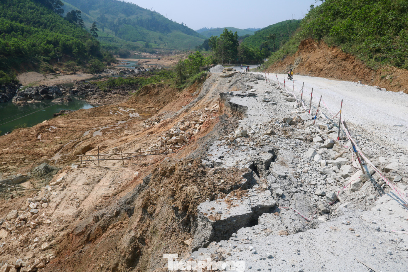 Đường huyết mạch qua Quảng Nam vẫn ngổn ngang 'di chứng' sạt lở ảnh 11