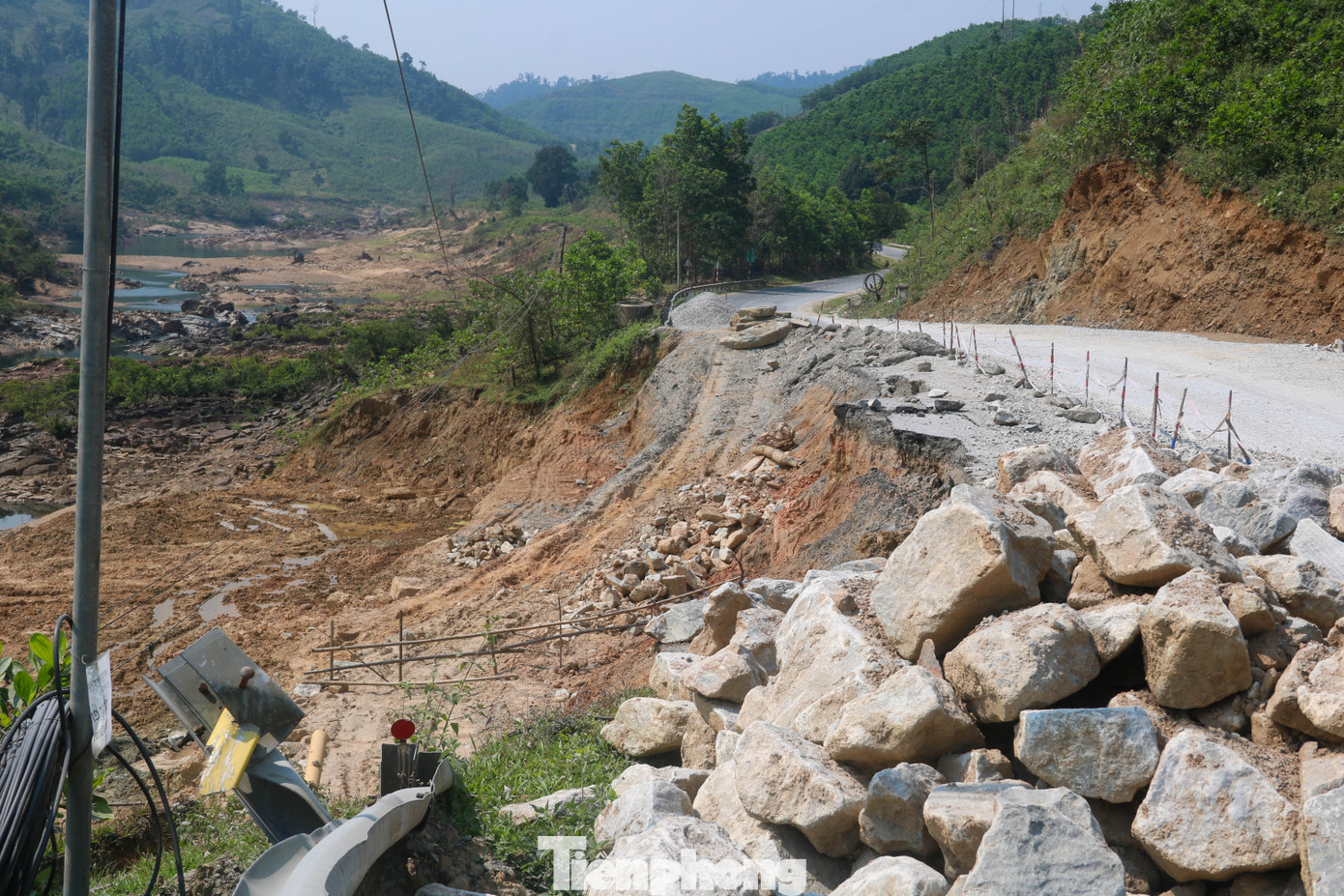 Đường huyết mạch qua Quảng Nam vẫn ngổn ngang 'di chứng' sạt lở ảnh 7
