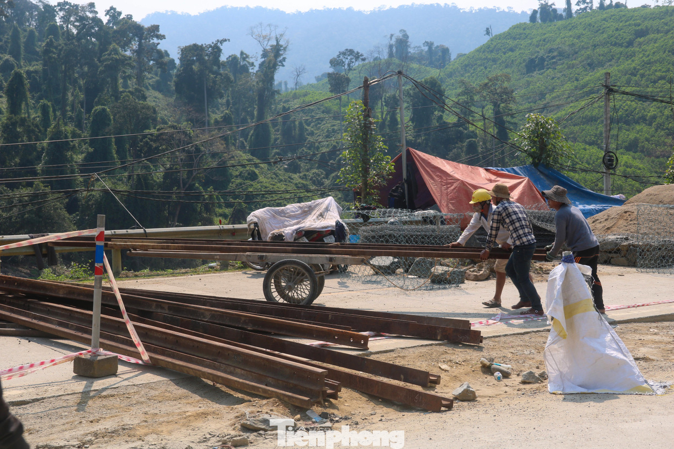 Đường huyết mạch qua Quảng Nam vẫn ngổn ngang 'di chứng' sạt lở ảnh 12