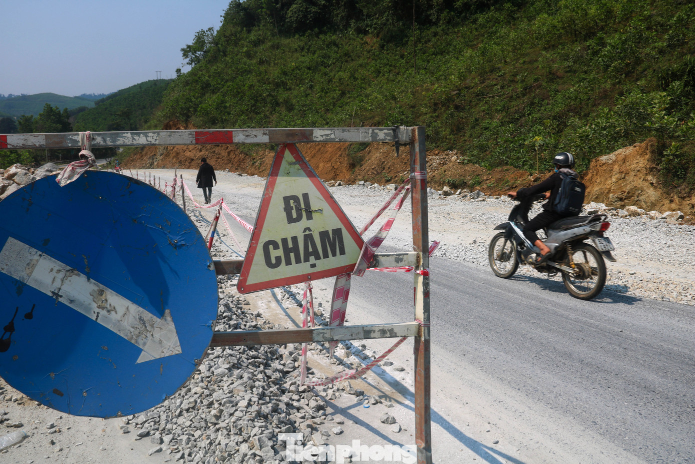 Đường huyết mạch qua Quảng Nam vẫn ngổn ngang 'di chứng' sạt lở ảnh 2