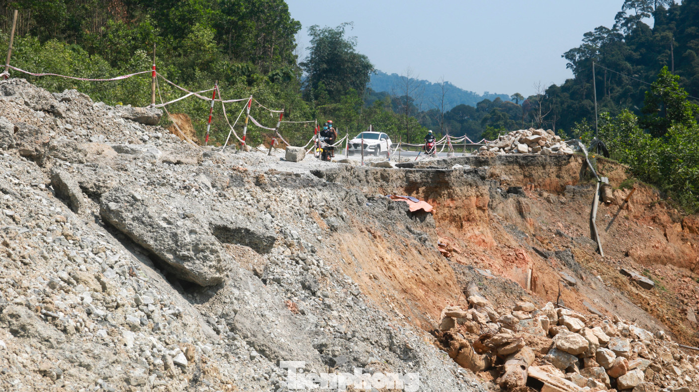 Đường huyết mạch qua Quảng Nam vẫn ngổn ngang 'di chứng' sạt lở ảnh 4