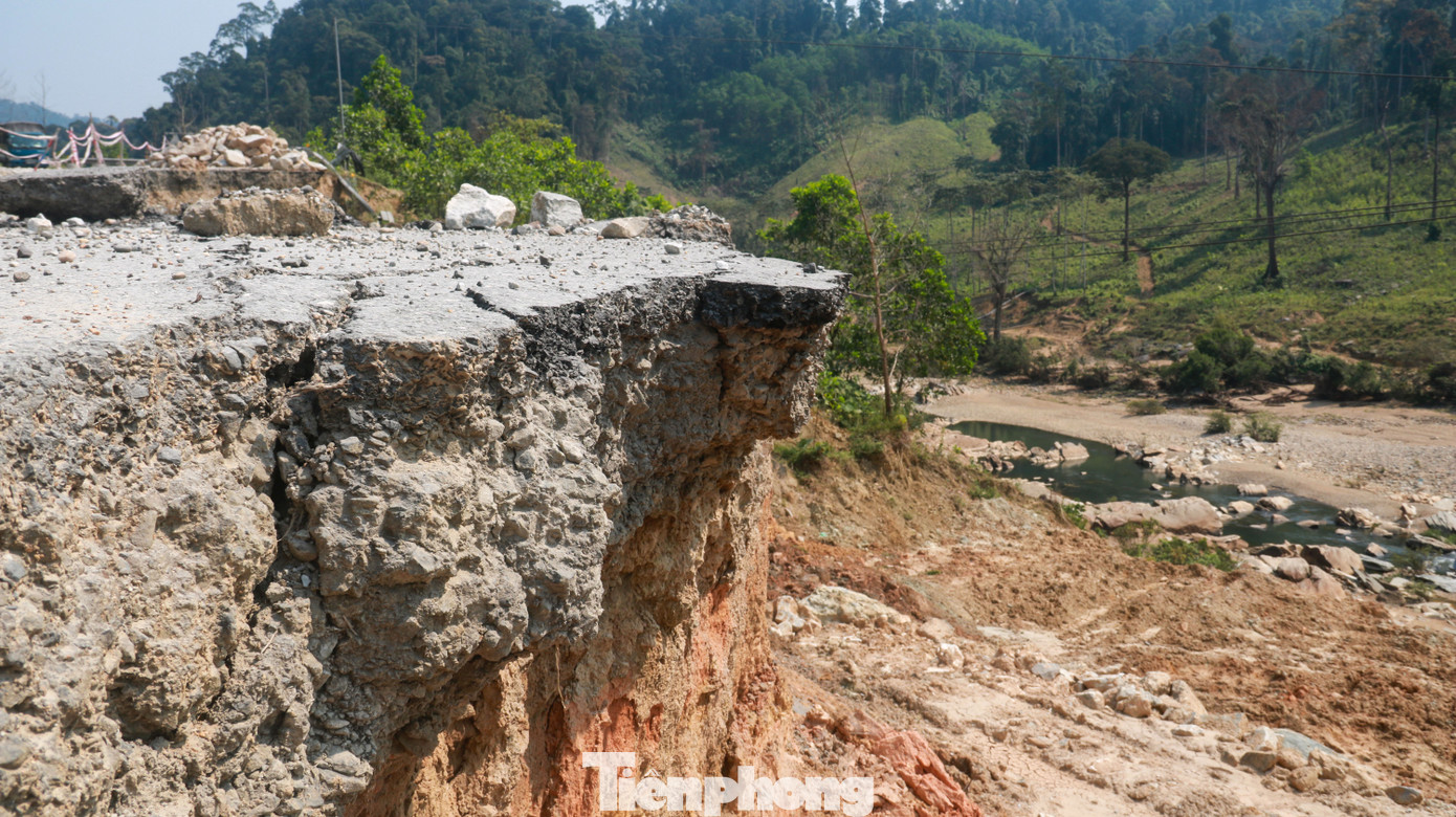 Đường huyết mạch qua Quảng Nam vẫn ngổn ngang 'di chứng' sạt lở ảnh 5