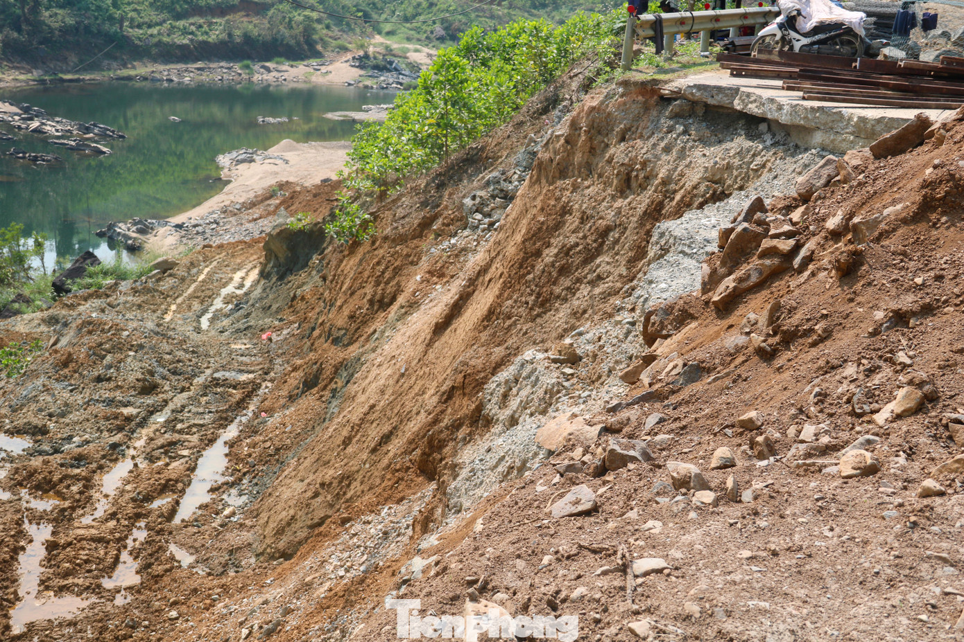 Đường huyết mạch qua Quảng Nam vẫn ngổn ngang 'di chứng' sạt lở ảnh 9