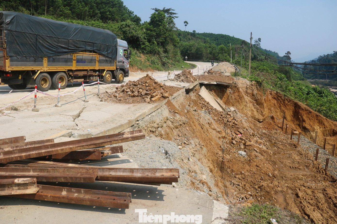 Đường huyết mạch qua Quảng Nam vẫn ngổn ngang 'di chứng' sạt lở ảnh 10