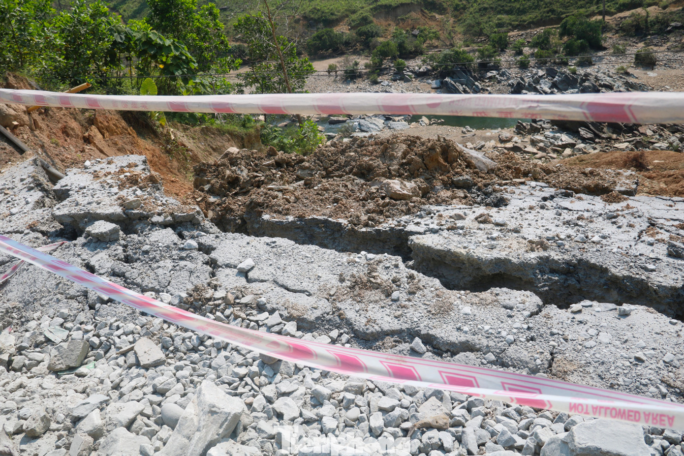 Đường huyết mạch qua Quảng Nam vẫn ngổn ngang 'di chứng' sạt lở ảnh 6