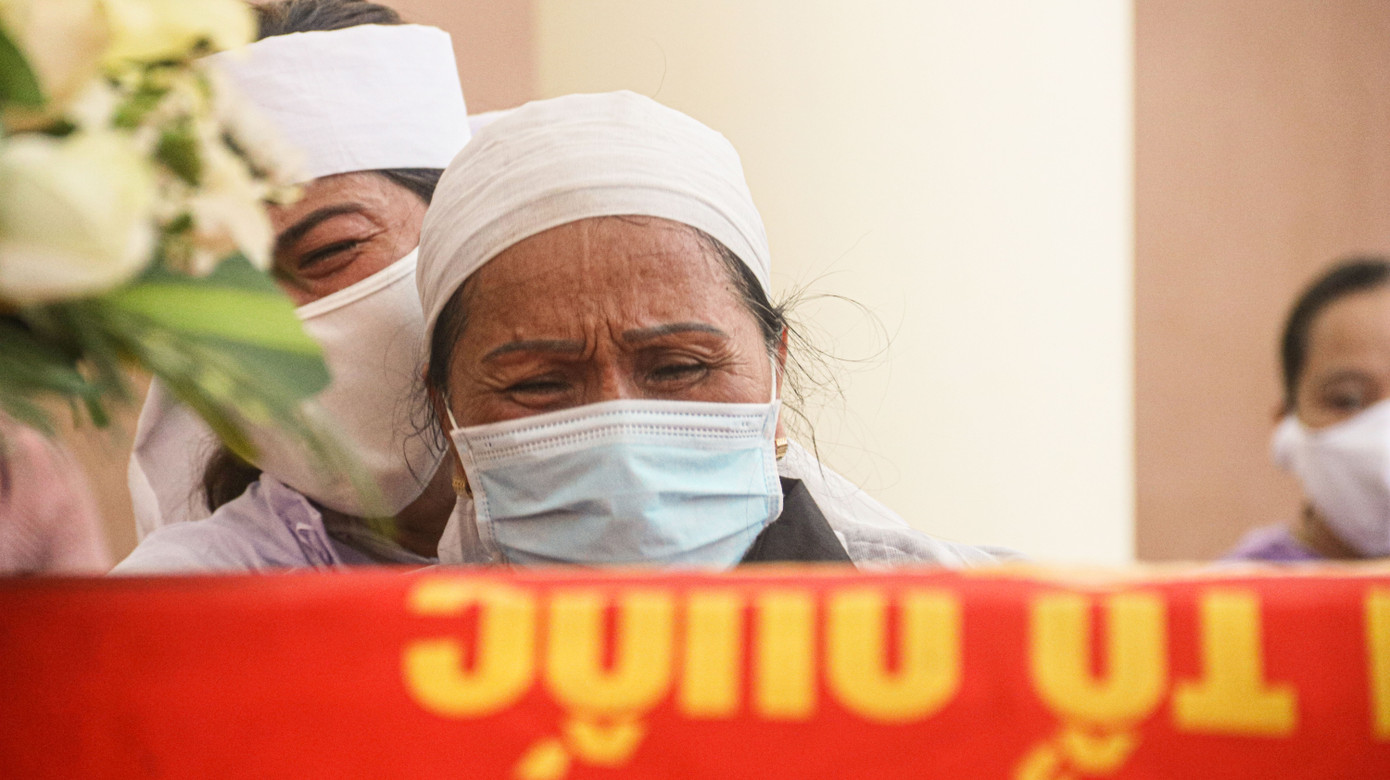 Nghẹn ngào giây phút tiễn đưa chiến sĩ công an Đà Nẵng hy sinh khi làm nhiệm vụ ảnh 9