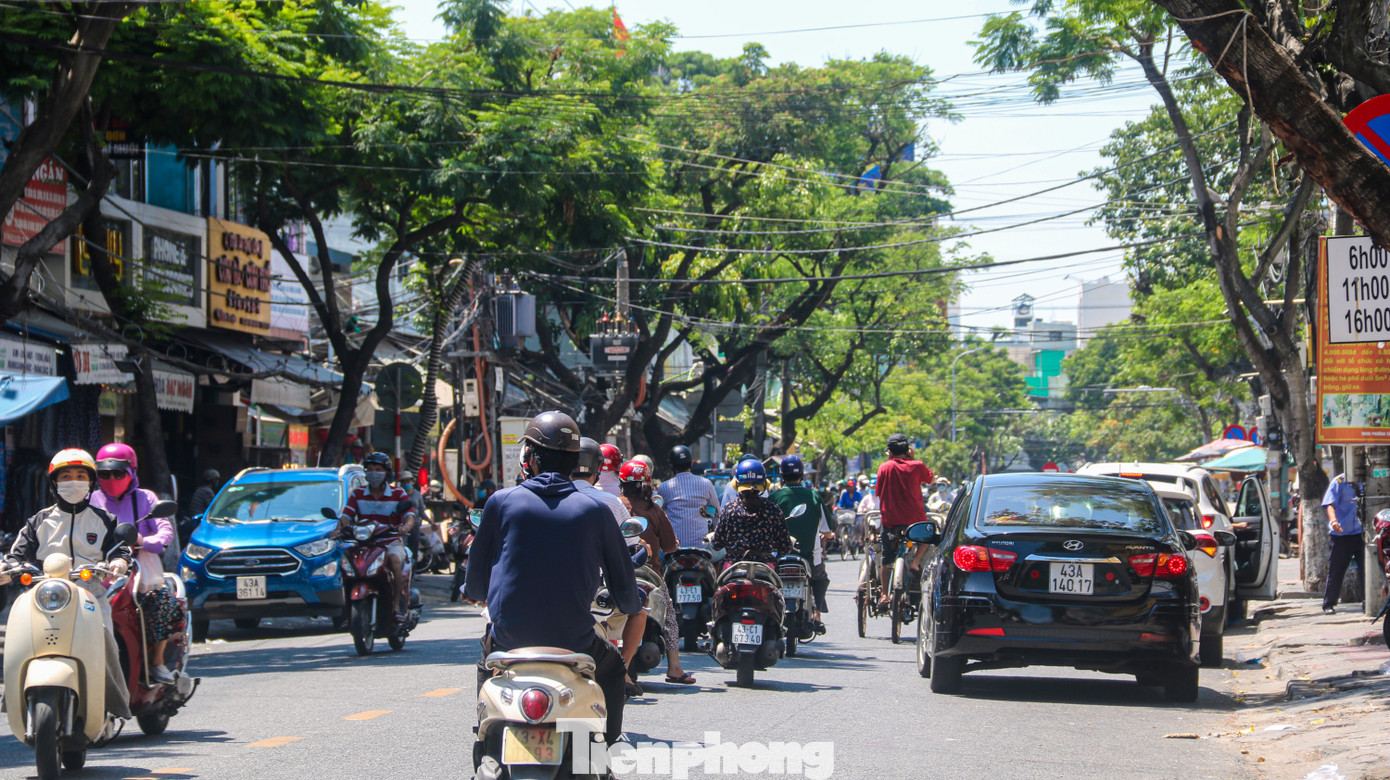 Đà Nẵng nhộn nhịp người xe sau khi nới lỏng cách ly xã hội ảnh 6