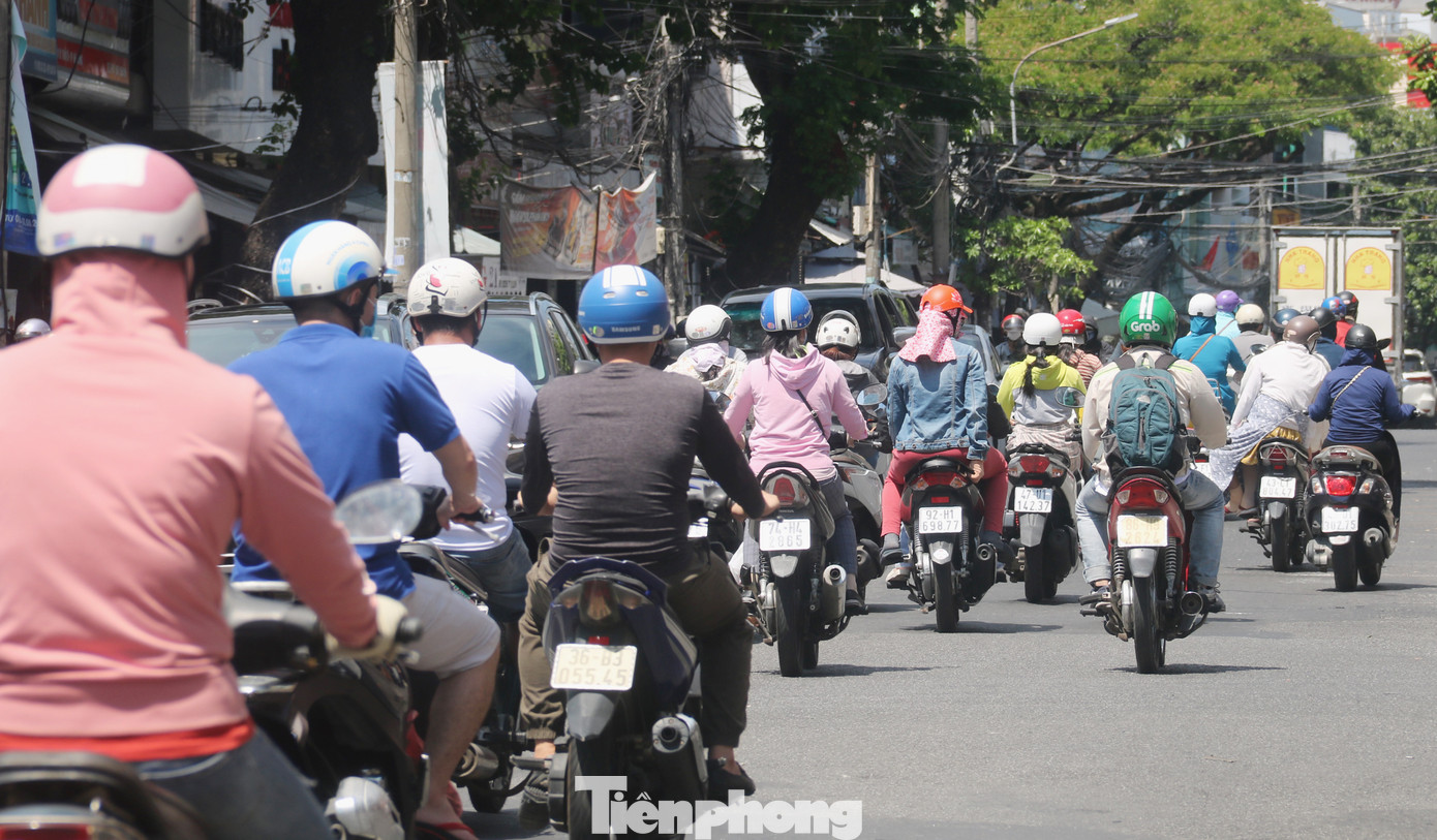 Đà Nẵng nhộn nhịp người xe sau khi nới lỏng cách ly xã hội ảnh 5