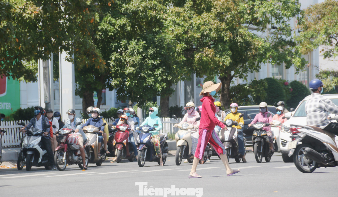 Đà Nẵng nhộn nhịp người xe sau khi nới lỏng cách ly xã hội ảnh 1