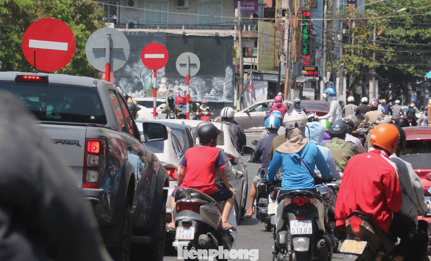 Đà Nẵng nhộn nhịp người xe sau khi nới lỏng cách ly xã hội ảnh 2