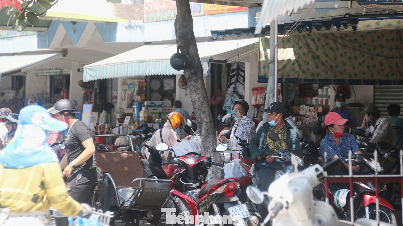 Đà Nẵng nhộn nhịp người xe sau khi nới lỏng cách ly xã hội ảnh 3