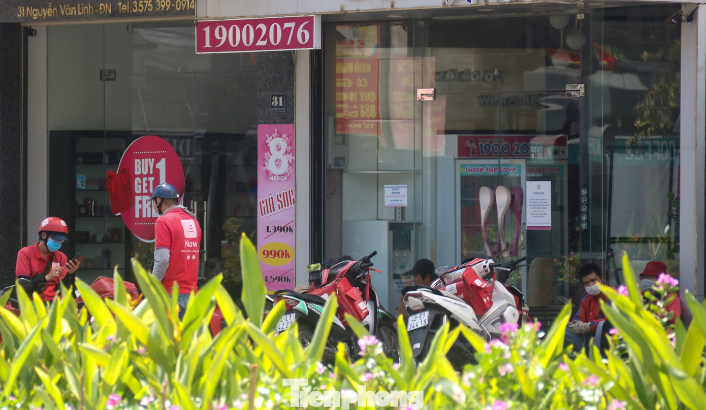 Đà Nẵng nhộn nhịp người xe sau khi nới lỏng cách ly xã hội ảnh 9