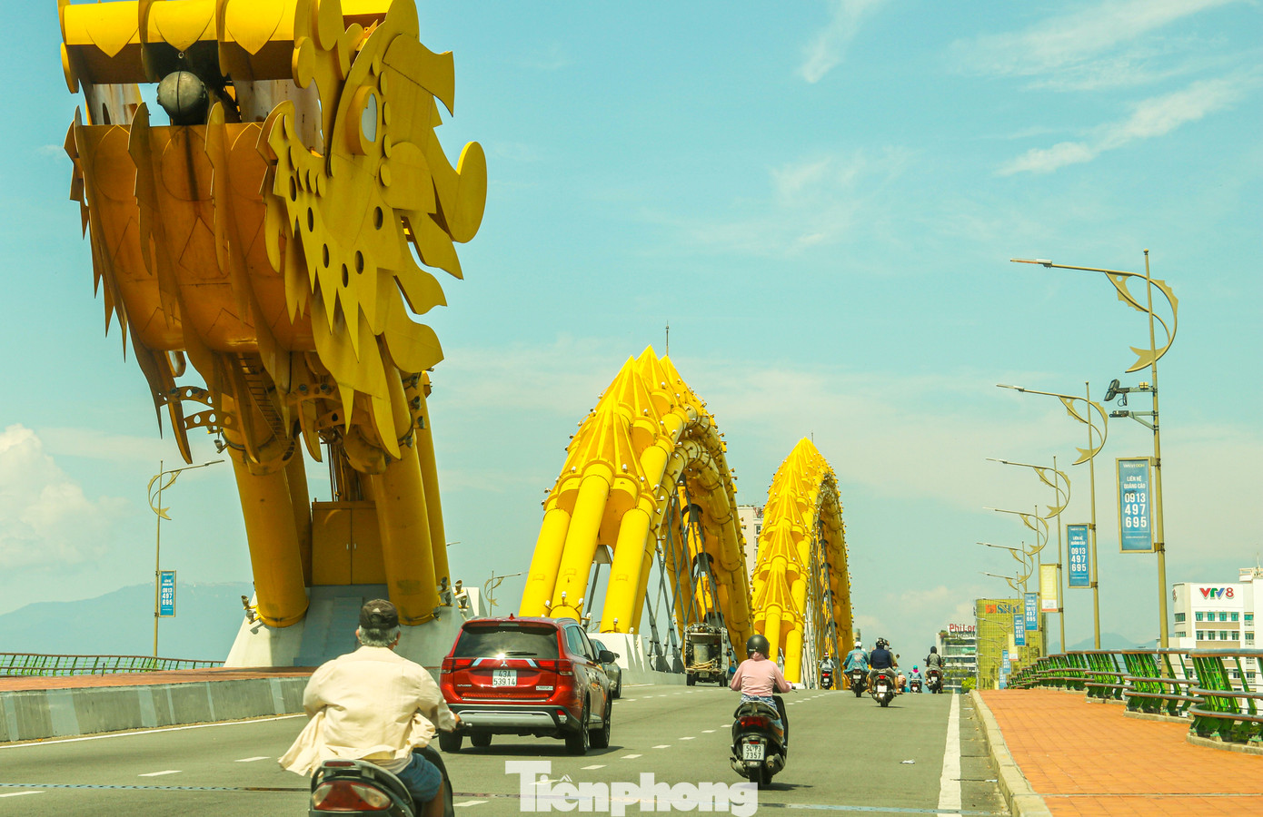 Đà Nẵng nhộn nhịp người xe sau khi nới lỏng cách ly xã hội ảnh 11