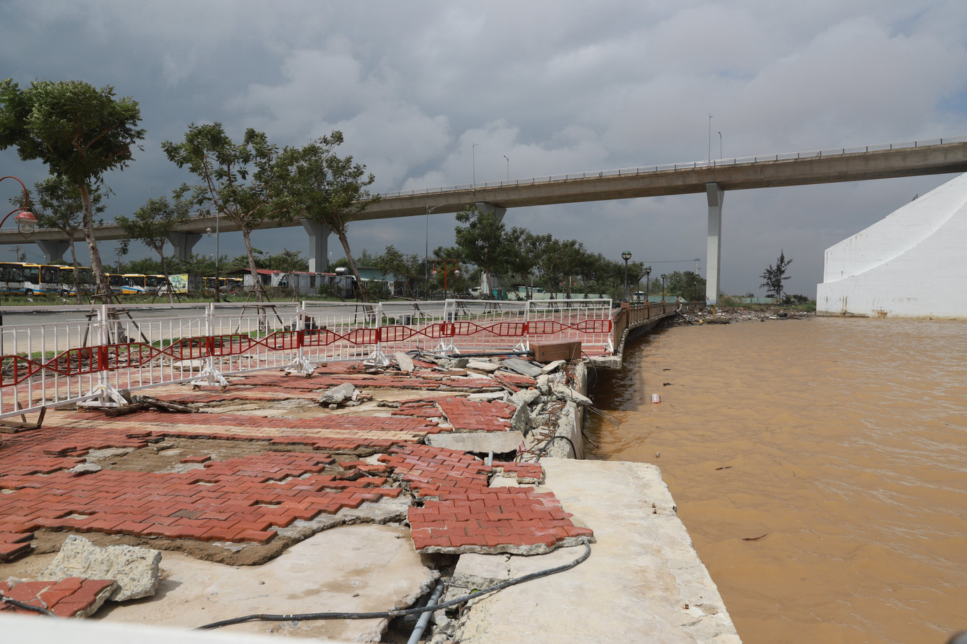 Bờ sông, bãi biển Đà Nẵng tan hoang sau bão số 9 ảnh 2