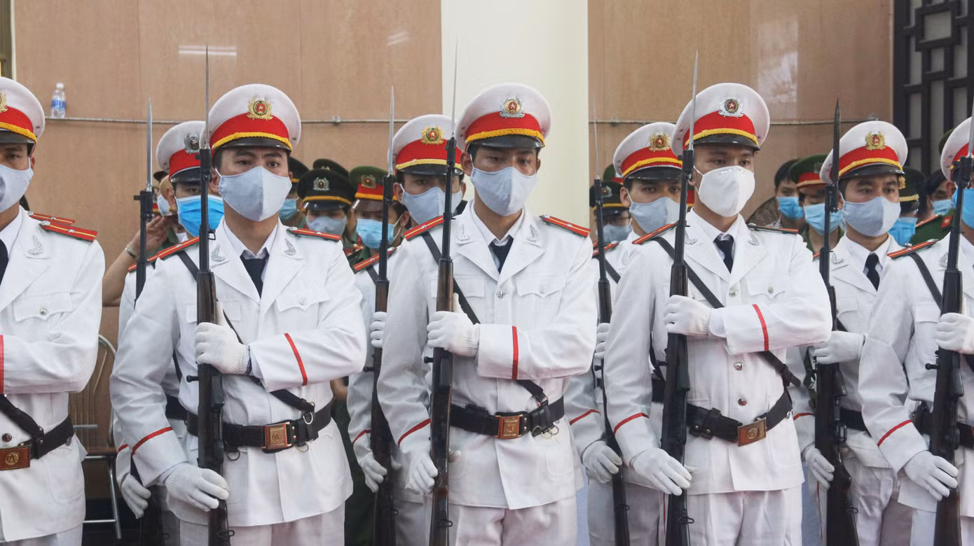 Nghẹn ngào giây phút tiễn đưa chiến sĩ công an Đà Nẵng hy sinh khi làm nhiệm vụ ảnh 3