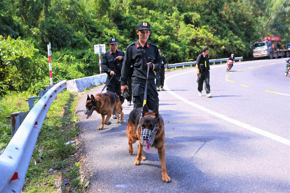 Dùng Flycam truy tìm phạm nhân 'vượt ngục' trốn ở rừng Hải Vân ảnh 1