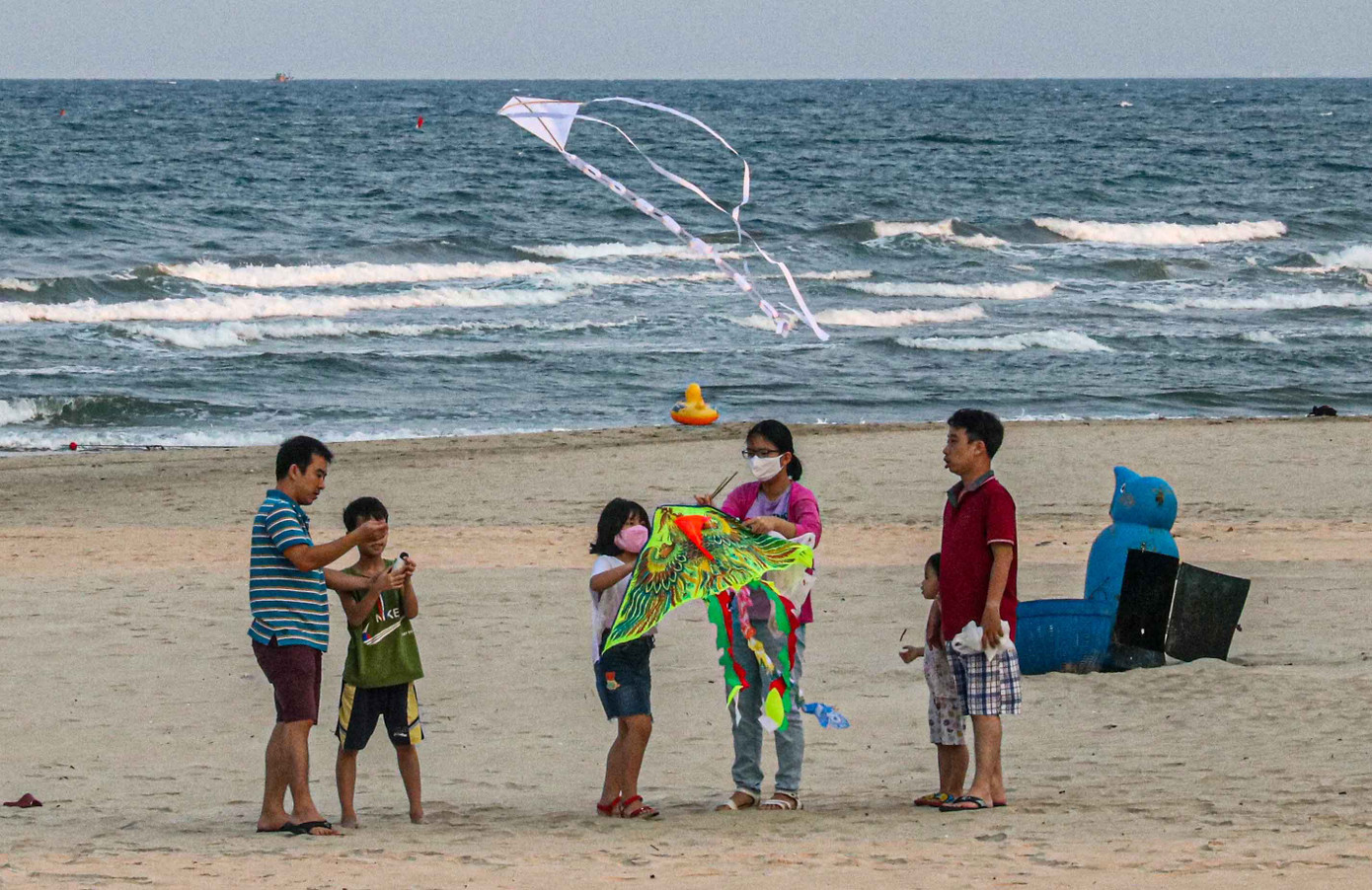 Người dân Đà Nẵng vẫn kéo ra biển sau lệnh cấm tắm và tụ tập đông người ảnh 9