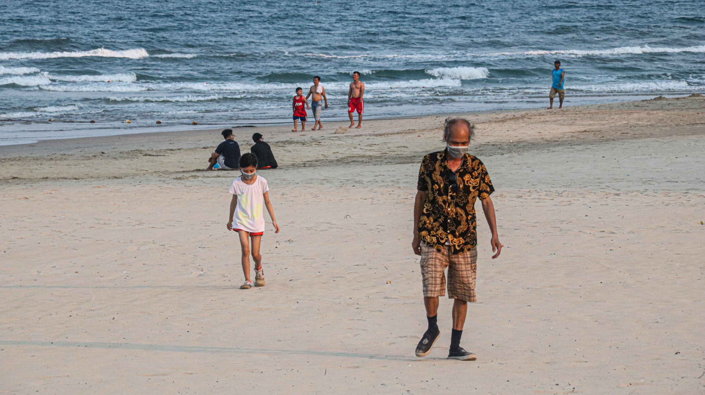 Người dân Đà Nẵng vẫn kéo ra biển sau lệnh cấm tắm và tụ tập đông người ảnh 8