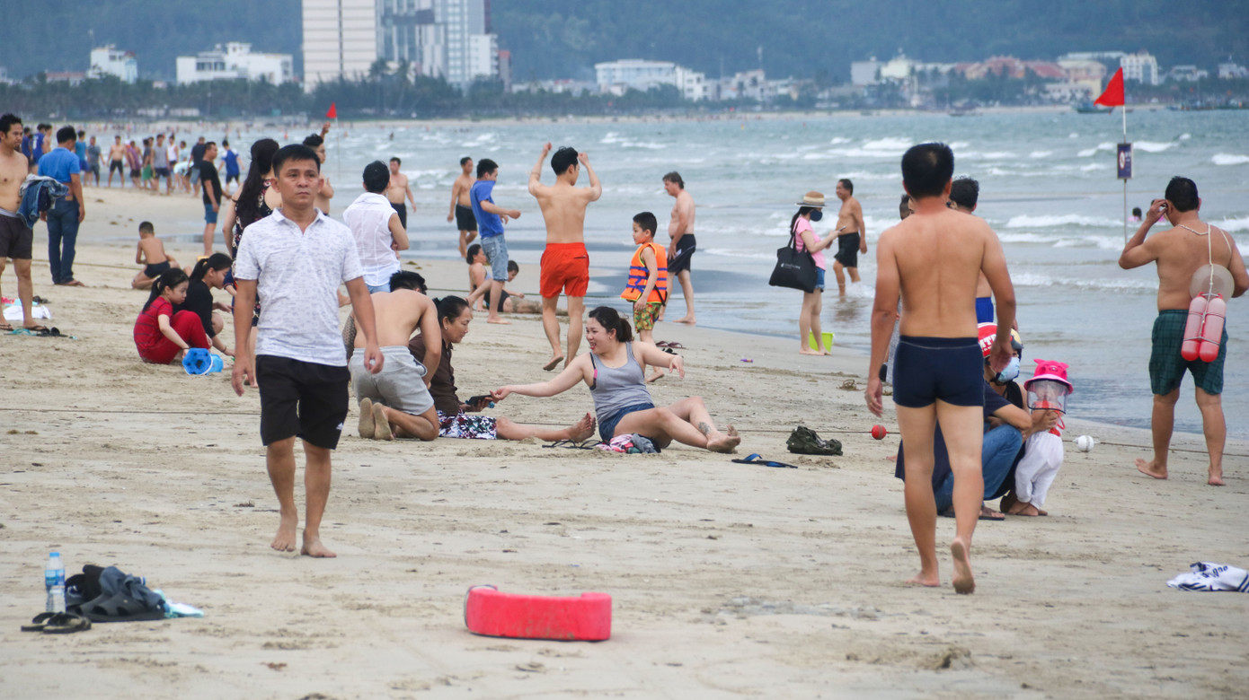 Người dân Đà Nẵng đổ xô đi tắm biển ngày đầu nới lỏng giãn cách xã hội ảnh 3