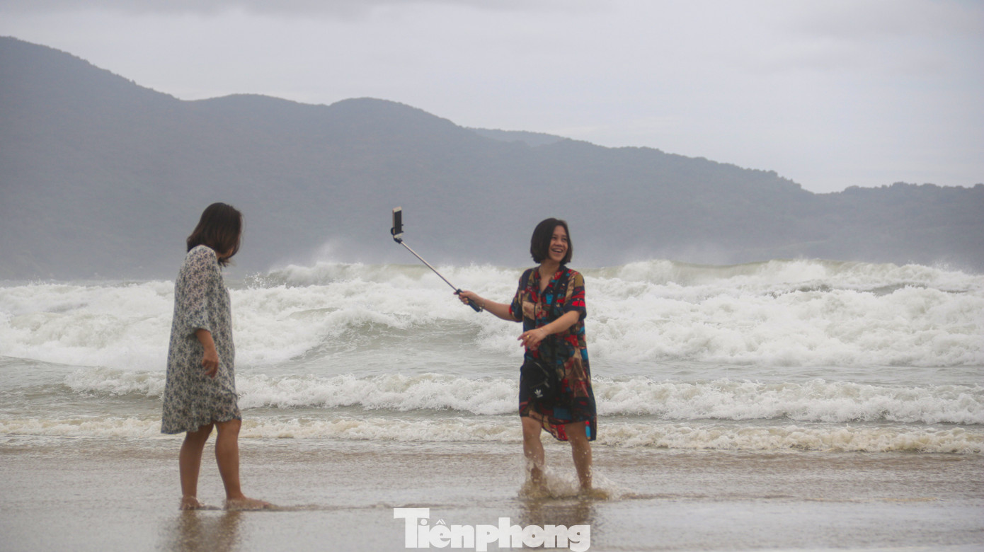 Mặc sóng lớn sau bão, người dân vẫn ra biển câu cá, chụp hình ảnh 3