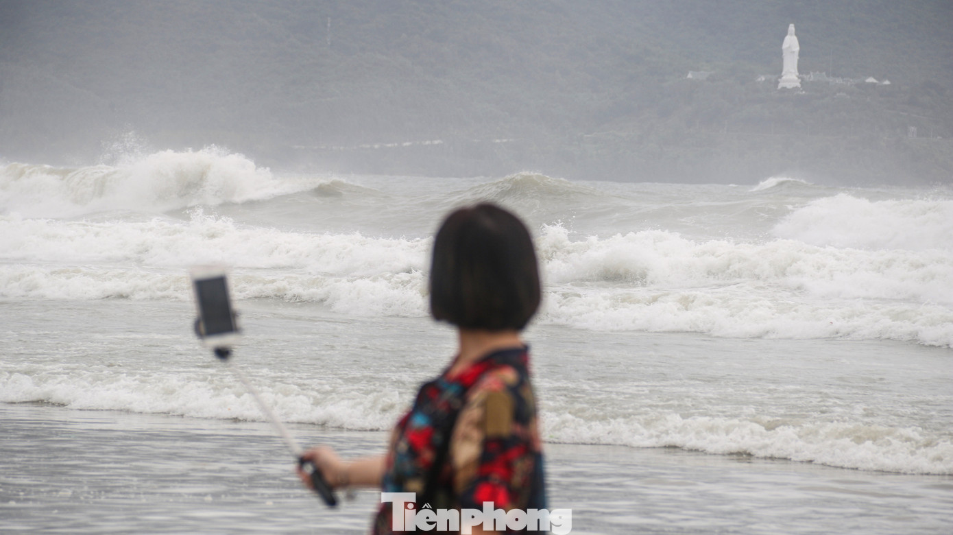 Mặc sóng lớn sau bão, người dân vẫn ra biển câu cá, chụp hình ảnh 2