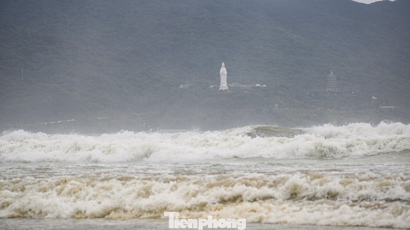 Mặc sóng lớn sau bão, người dân vẫn ra biển câu cá, chụp hình ảnh 12