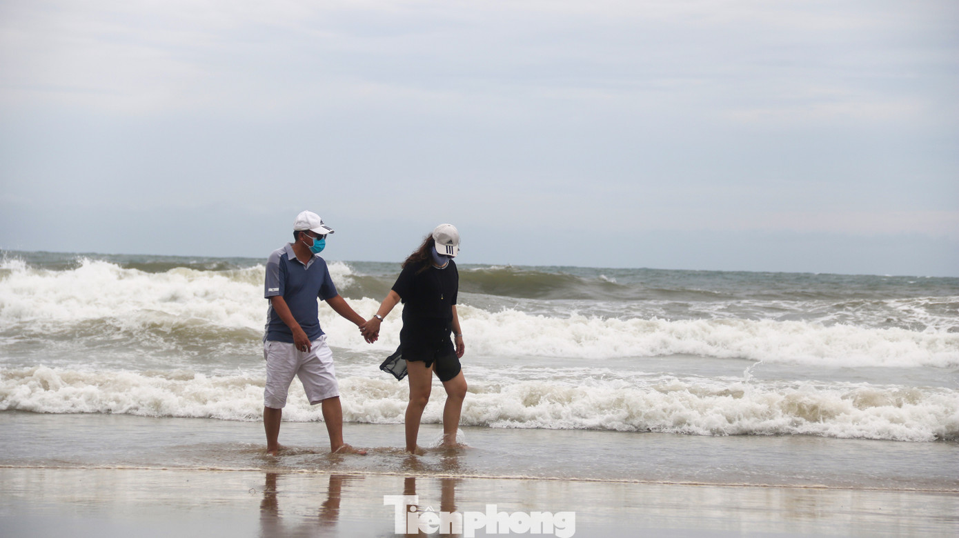 Mặc sóng lớn sau bão, người dân vẫn ra biển câu cá, chụp hình ảnh 4