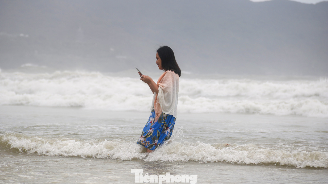 Mặc sóng lớn sau bão, người dân vẫn ra biển câu cá, chụp hình ảnh 6