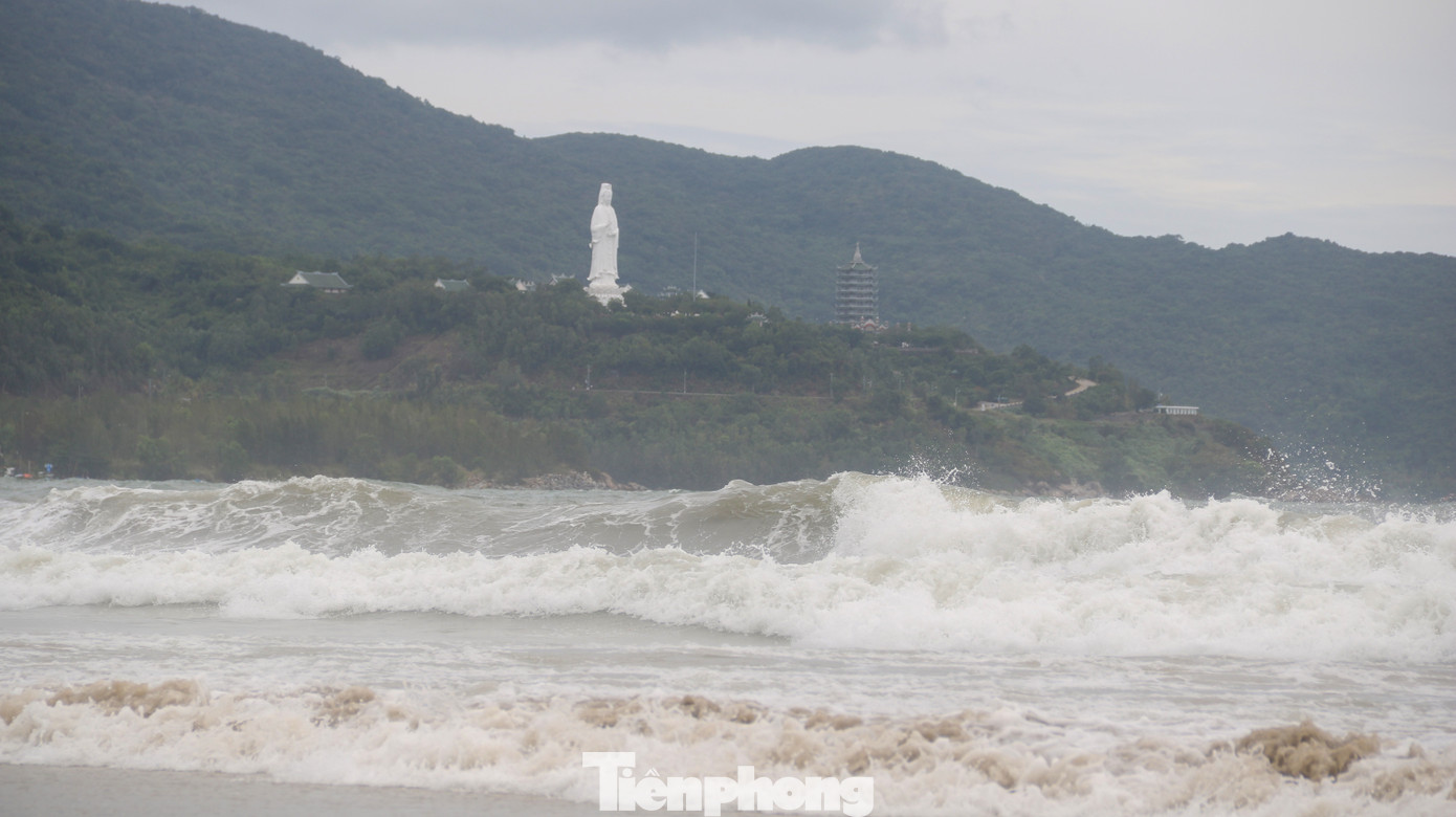 Mặc sóng lớn sau bão, người dân vẫn ra biển câu cá, chụp hình ảnh 1