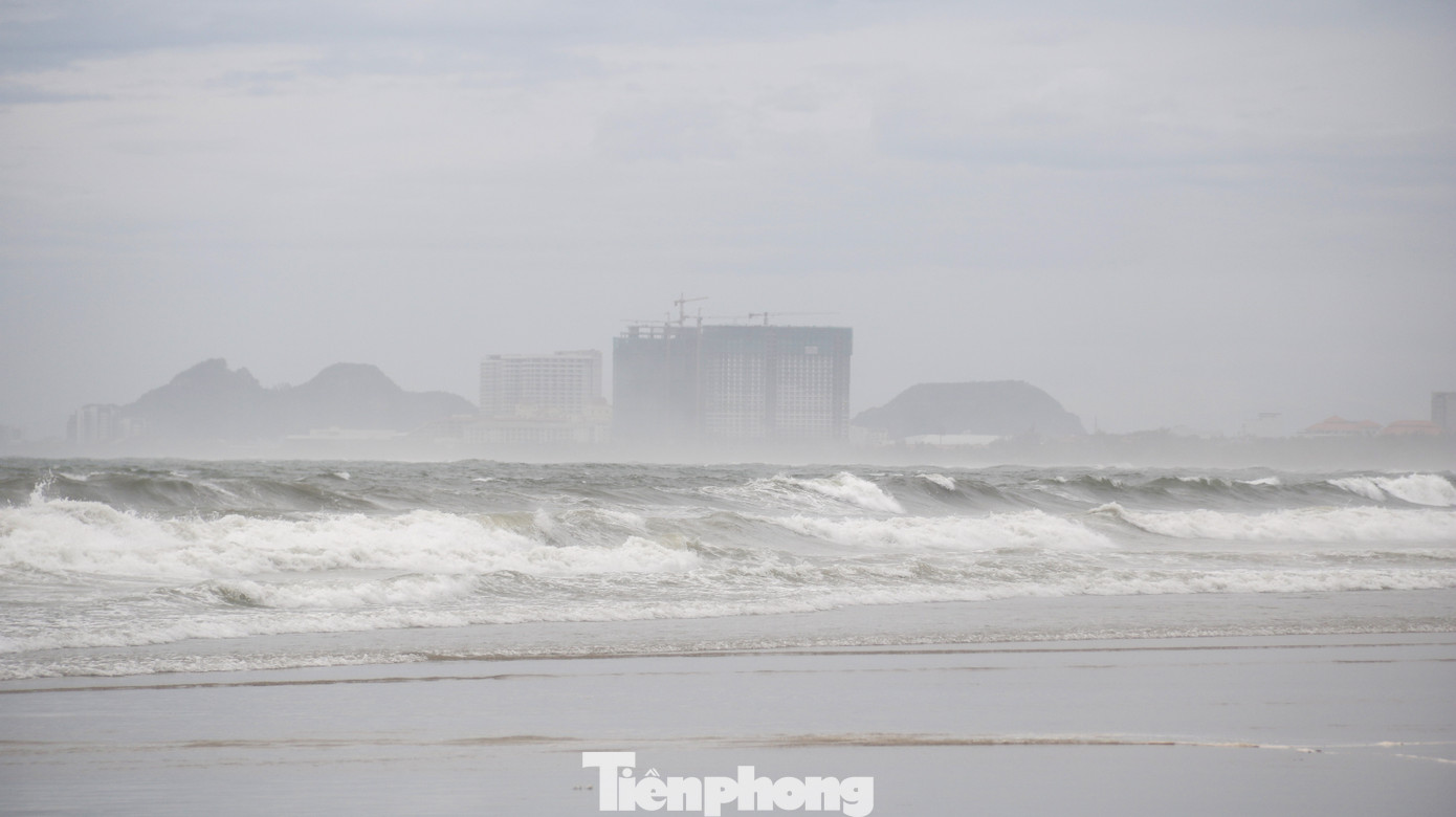 Mặc sóng lớn sau bão, người dân vẫn ra biển câu cá, chụp hình ảnh 11