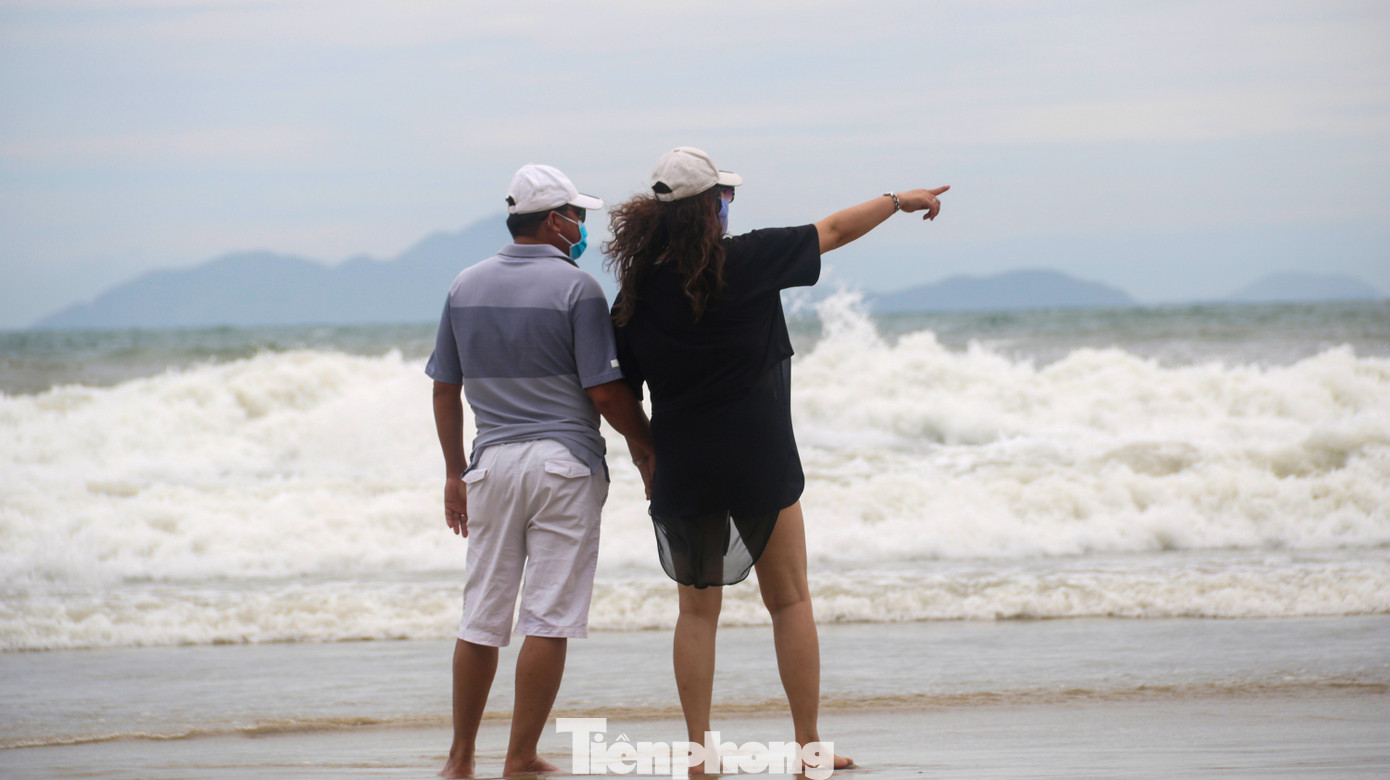 Mặc sóng lớn sau bão, người dân vẫn ra biển câu cá, chụp hình ảnh 13