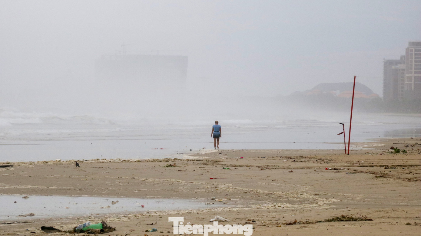 Mặc sóng lớn sau bão, người dân vẫn ra biển câu cá, chụp hình ảnh 10