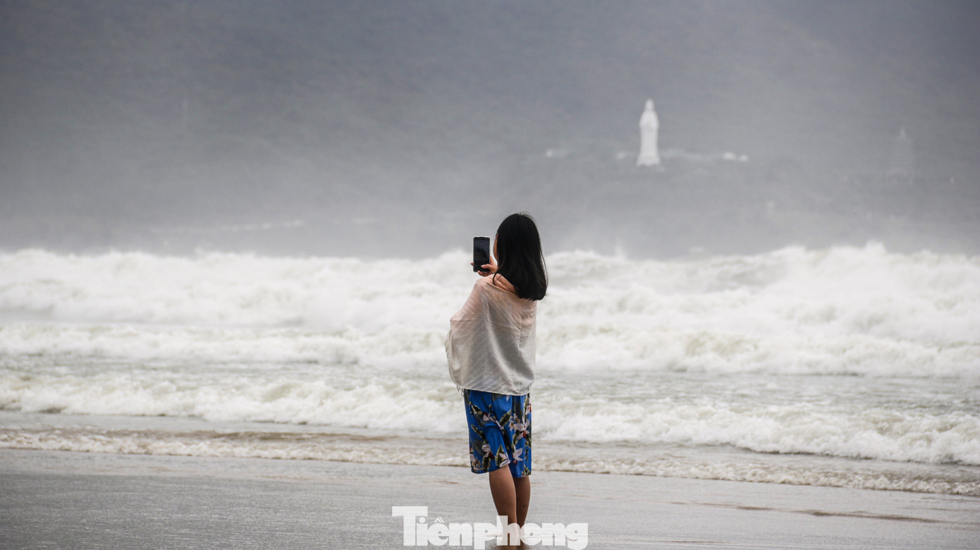 Mặc sóng lớn sau bão, người dân vẫn ra biển câu cá, chụp hình ảnh 8