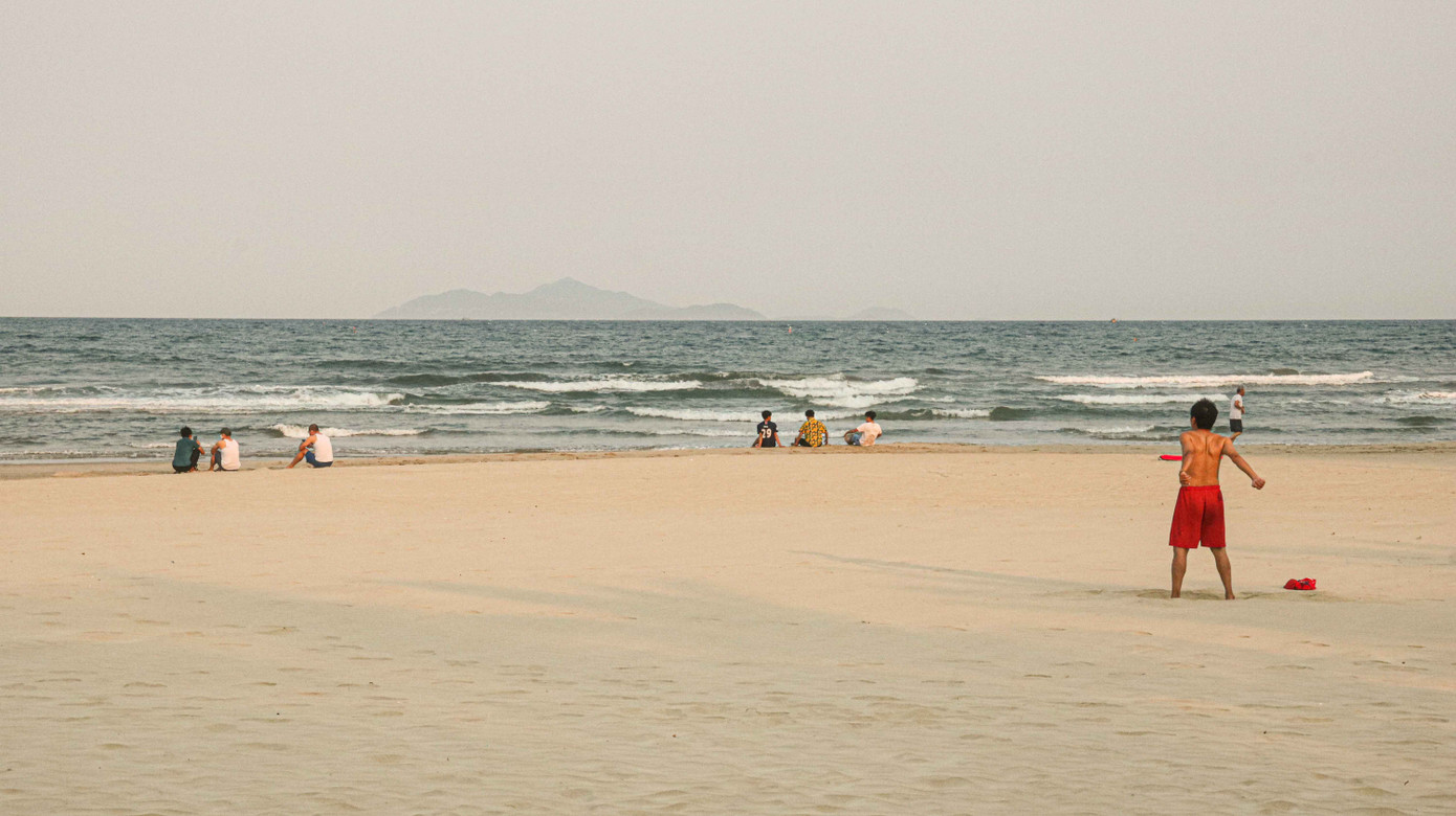 Người dân Đà Nẵng vẫn kéo ra biển sau lệnh cấm tắm và tụ tập đông người ảnh 6