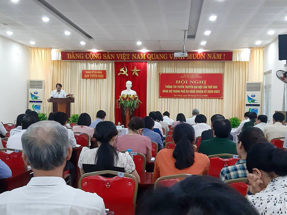 Đà Nẵng tặng sách có bài viết của Bí thư Thành ủy cho đại biểu dự Đại hội Đảng bộ ảnh 2